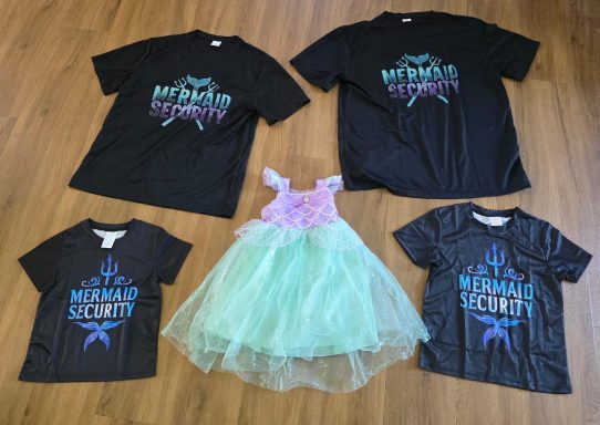 Passende Familien-T-Shirts und Meerjungfrauenkleid für die Feier