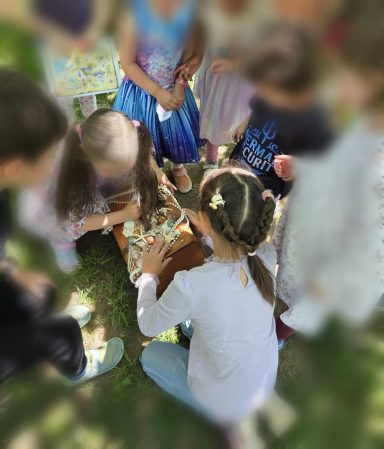 Kinder entdecken gemeinsam den Schatz, Gesichter unkenntlich gemacht