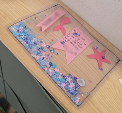 Selbst gebastelte Schütteleinladung mit Pailletten zum Meerprinzessinnen-Geburtstag