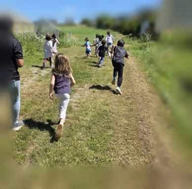 Kinder unterwegs auf der Schatzsuche, von hinten fotografiert