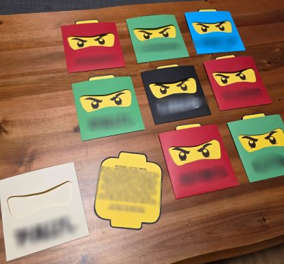 Selbst gebastelte Einladungen zur Ninja-Mission
