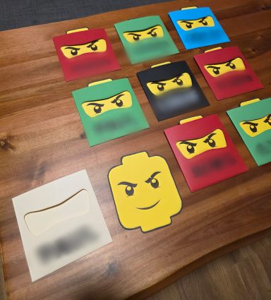 Bunte Ninja-Einladungskarten mit Masken-Motiv