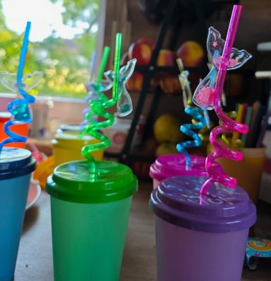 Thematisch abgestimmte Becher und Strohhalme in Meeresfarben