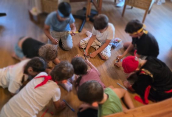 Kinder basteln am Tisch nach der Schatzsuche