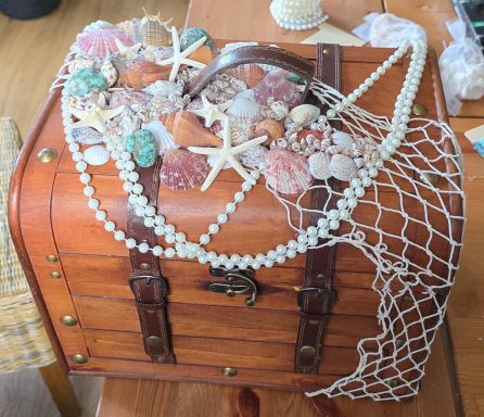 Selbst gestaltete Schatztruhe mit Perlen, Muscheln und Netz
